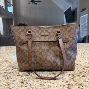 Coach Signature Gallery Tote Bag - Logo Accents Zip Closure Designer Classic